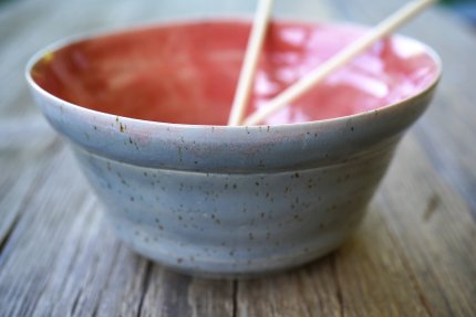 Handgetöpferte Ramenschale aus Keramik – grau und rotrosa